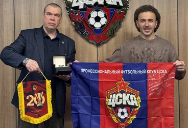 В музей ПФК ЦСКА переданы флаг и вымпел, побывавшие в космосе!