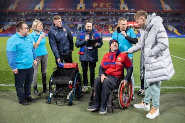 Болельщику армейцев подарили новую коляску