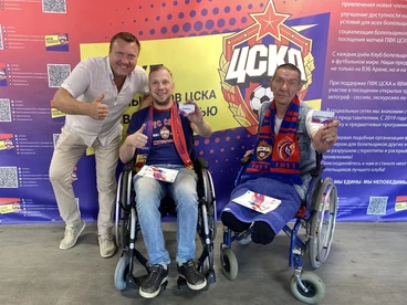 Максим Боков вручил абонементы болельщикам с инвалидностью