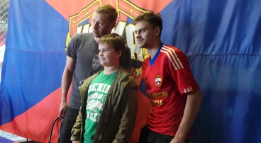 Георгий Щенников и Алексей Березуцкий поучаствовали в продаже билетов