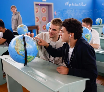 Футболисты ПФК ЦСКА посетили выставку «Уроки географии» в НЦ «Россия»